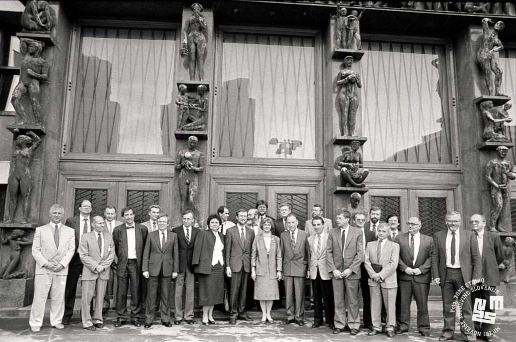 Demosova vlada pod vodstvom Lojzeta Peterleta